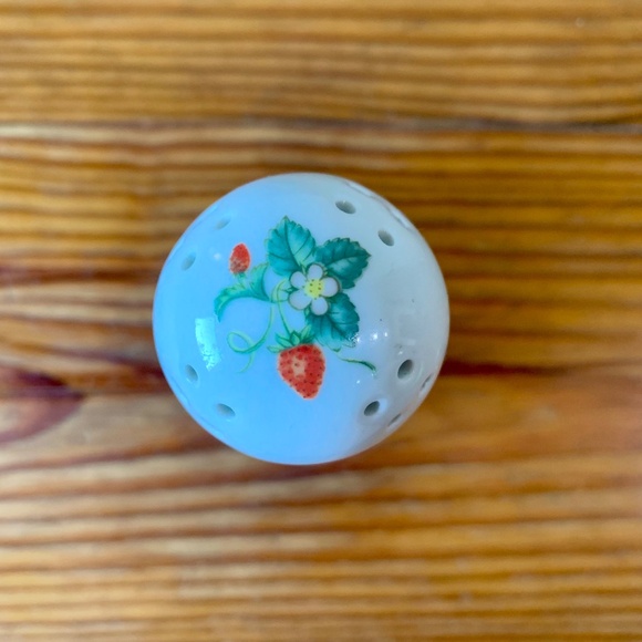 Vintage Avon Strawberry Porcelain Shaker with 22K Gold Trim – Set of 2 - Picture 12 of 15